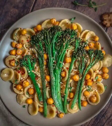 Vegan Roasted Garlic & Chickpea Orecchiette with Broccolini 🌱