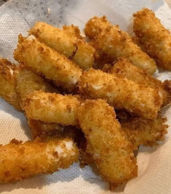 Crispy Keto Mozzarella Sticks