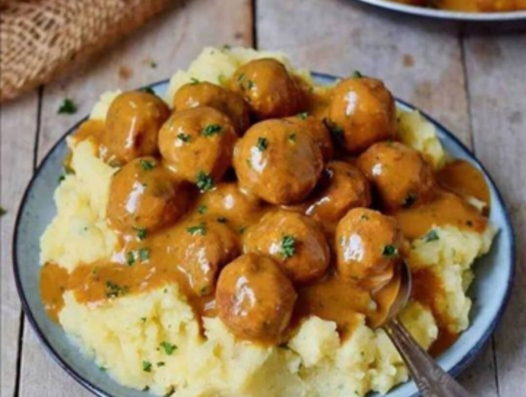 Vegan meatballs with gravy😋