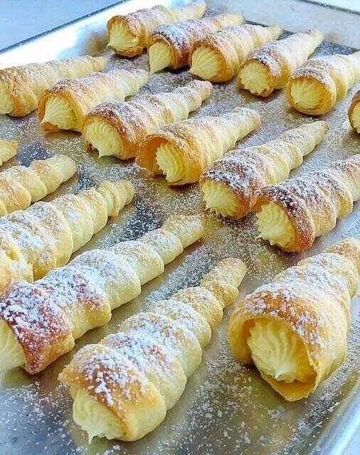 Italian Cream Stuffed Cannoncini (Puff Pastry Horns)😋