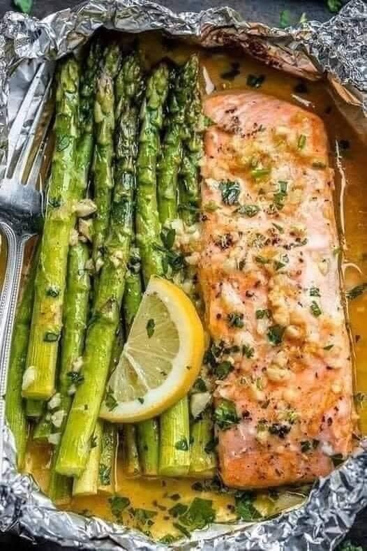 Foil Salmon and Asparagus in Garlic Sauce – Easy Salmon Recipe