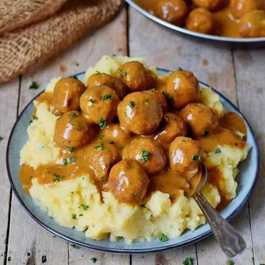 Vegan meatballs with gravy