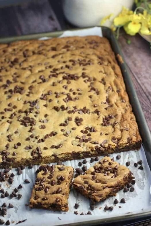 KETO CHOCOLATE CHIP COOKIE BARS