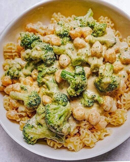 Creamy Vegan Chickpeas and Broccoli with White Sauce