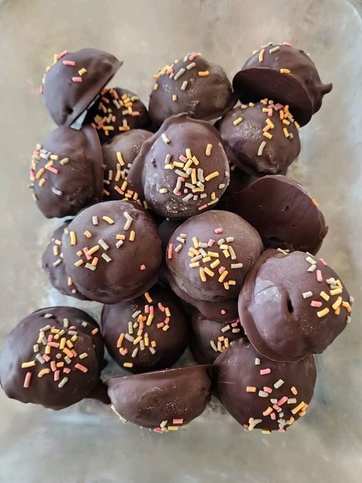 Three Ingredient No bake chocolate peanut butter balls