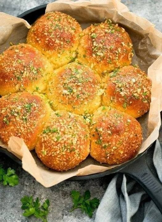 Keto Garlic Rolls