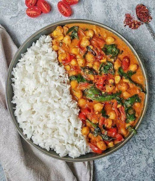 VEGAN CHICKPEA, SPINACH &TOMATO CURRY