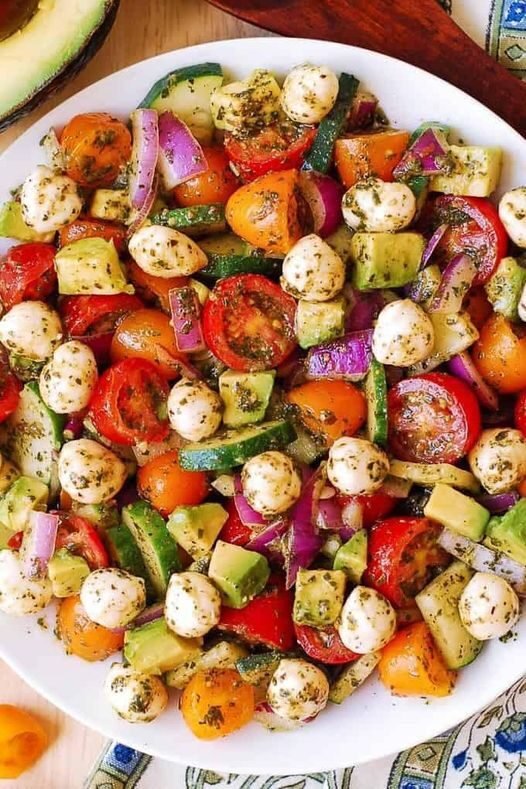 Tomato, Cucumber, and Avocado Salad with Mozzarella and Basil Pesto: A Weight Watchers-Friendly Recipe