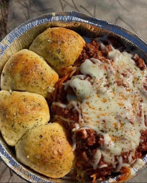 Weight Watchers-Friendly Spaghetti and Stuffed Mozzarella Garlic Bread