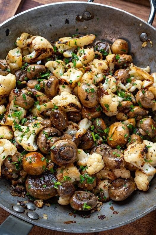 Garlic Mushrooms and Cauliflower Skillet:Low-Carb Delight