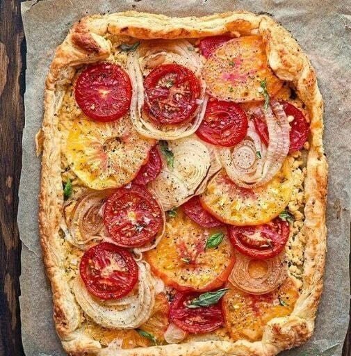 TOMATO ONION TART WITH BASIL RICOTTA! 🍅