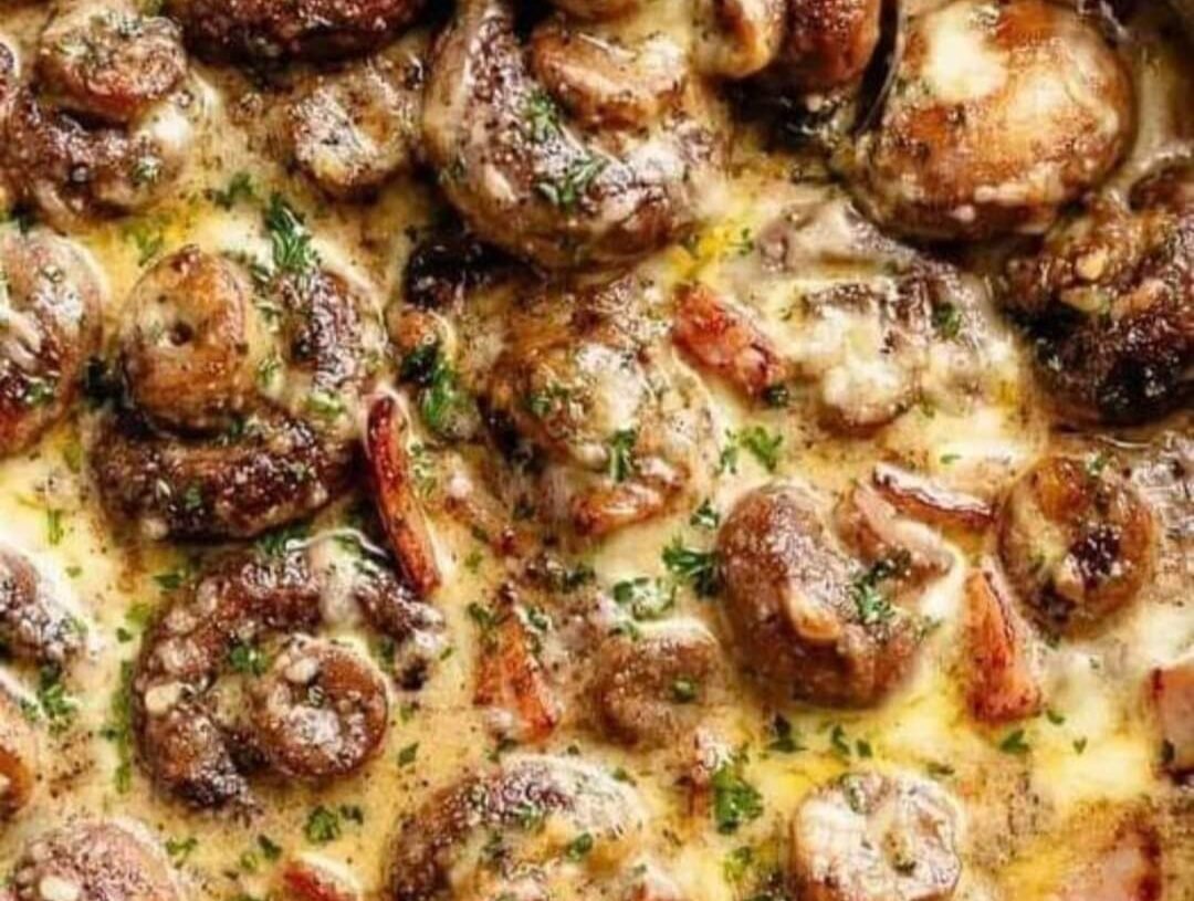 Keto Creamy Garlic Mushrooms & Bacon