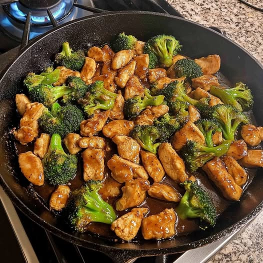 Mouthwatering Garlic Chicken & Broccoli Stir-Fry