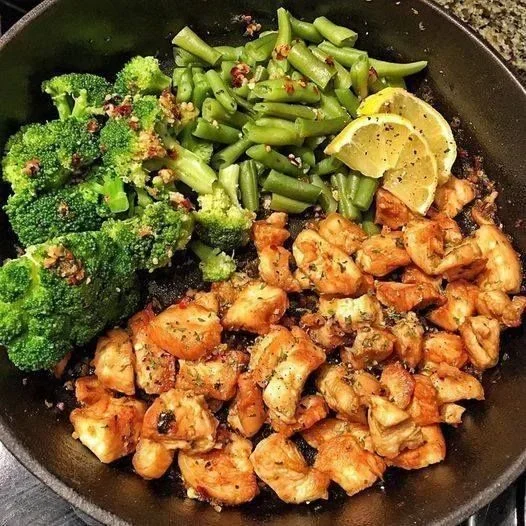 KETO LEMON GARLIC BUTTER CHICKEN + GREEN BEANS/BROCCOLI SKILLET  