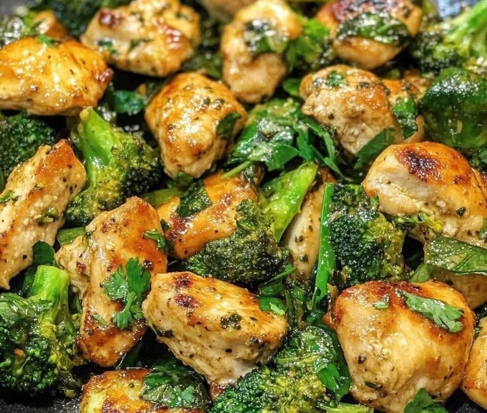 🥦 Keto Garlic Chicken with Broccoli and Spinach