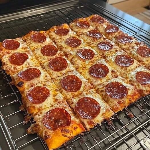 🍕 Low-Carb Pepperoni Cheese Pizza Bake –