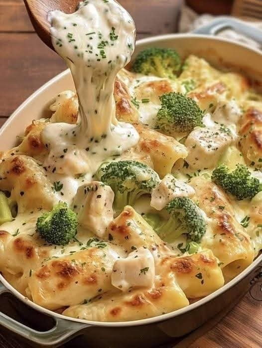 🧀 Mediterranean Chicken & Broccoli Baked Pasta with Creamy Garlic Sauce