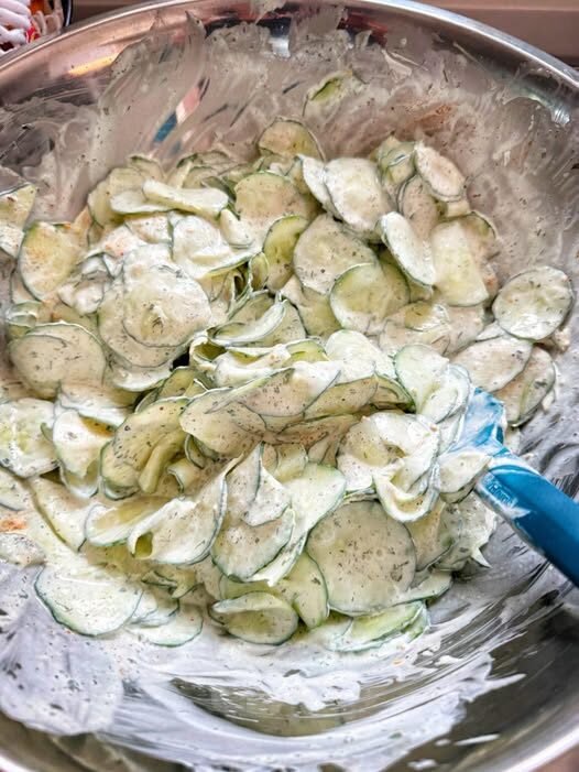 Creamy Cucumber Salad: A Timeless, Refreshing Classic with Irresistible Flavor