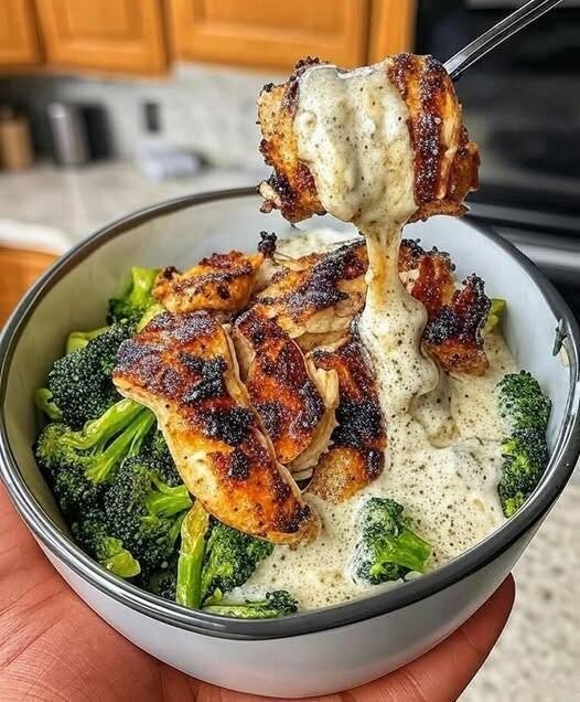 🍗🥦 Mediterranean Creamy Garlic Chicken & Broccoli Bowl