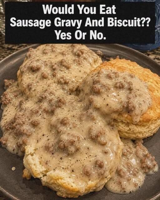 🥓 Sausage Gravy & Biscuits