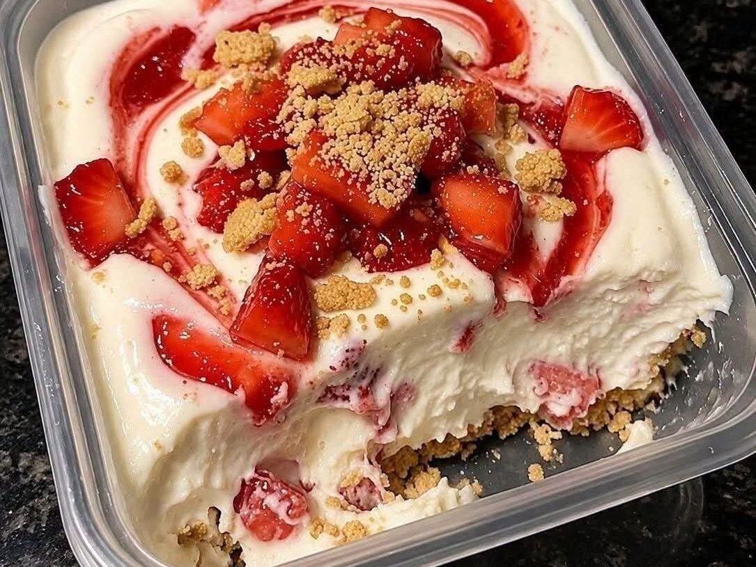 No-Bake Strawberry Cheesecake Dessert 🍓